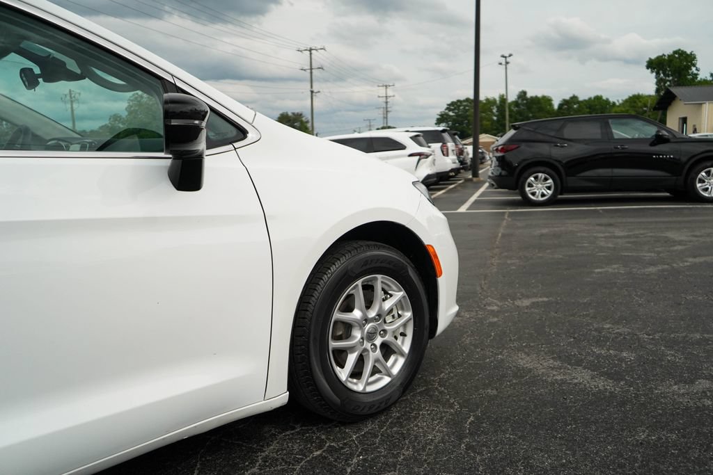 Used 2024 Chrysler Pacifica Touring-L FWD image 17