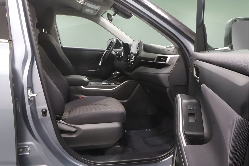 Used 2021 Toyota Highlander LE FWD image 15
