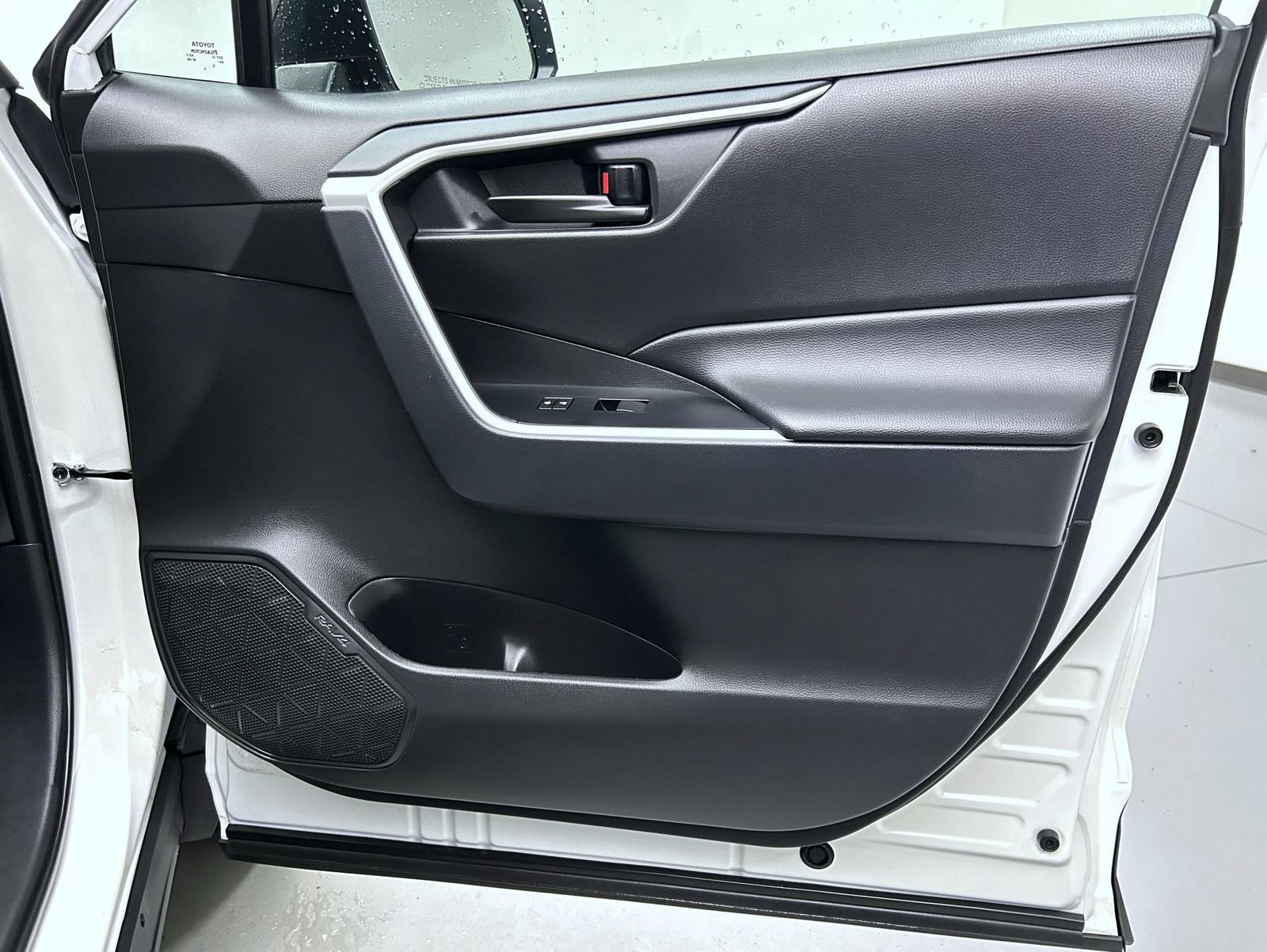 Used 2025 Toyota RAV4 LE AWD/4WD image 16