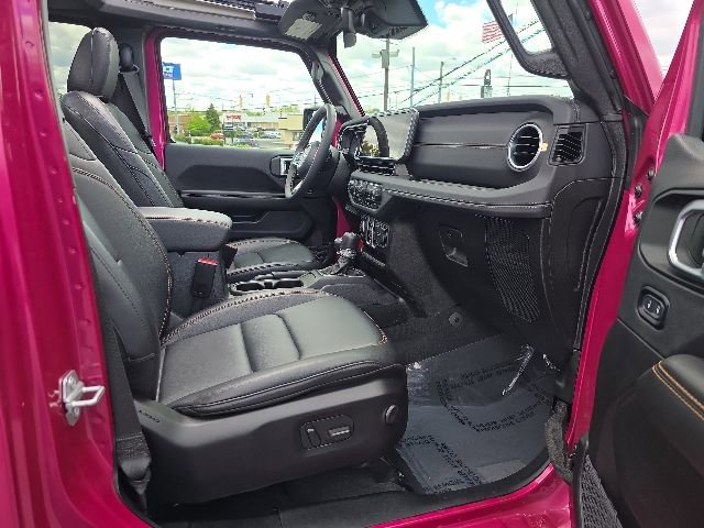 Used 2024 Jeep Wrangler Unlimited Sahara w/ Technology Group AWD/4WD image 50