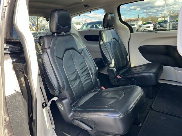 Used 2021 Chrysler Pacifica Touring-L w/ Uconnect Theater Family Group image 18