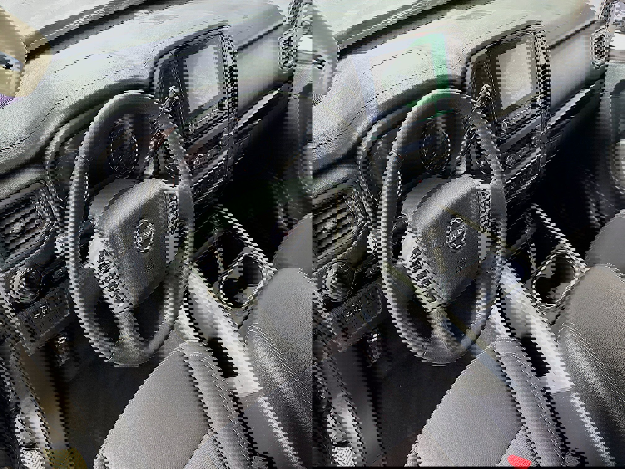 Used 2024 Nissan Titan SV w/ SV Convenience Package image 10