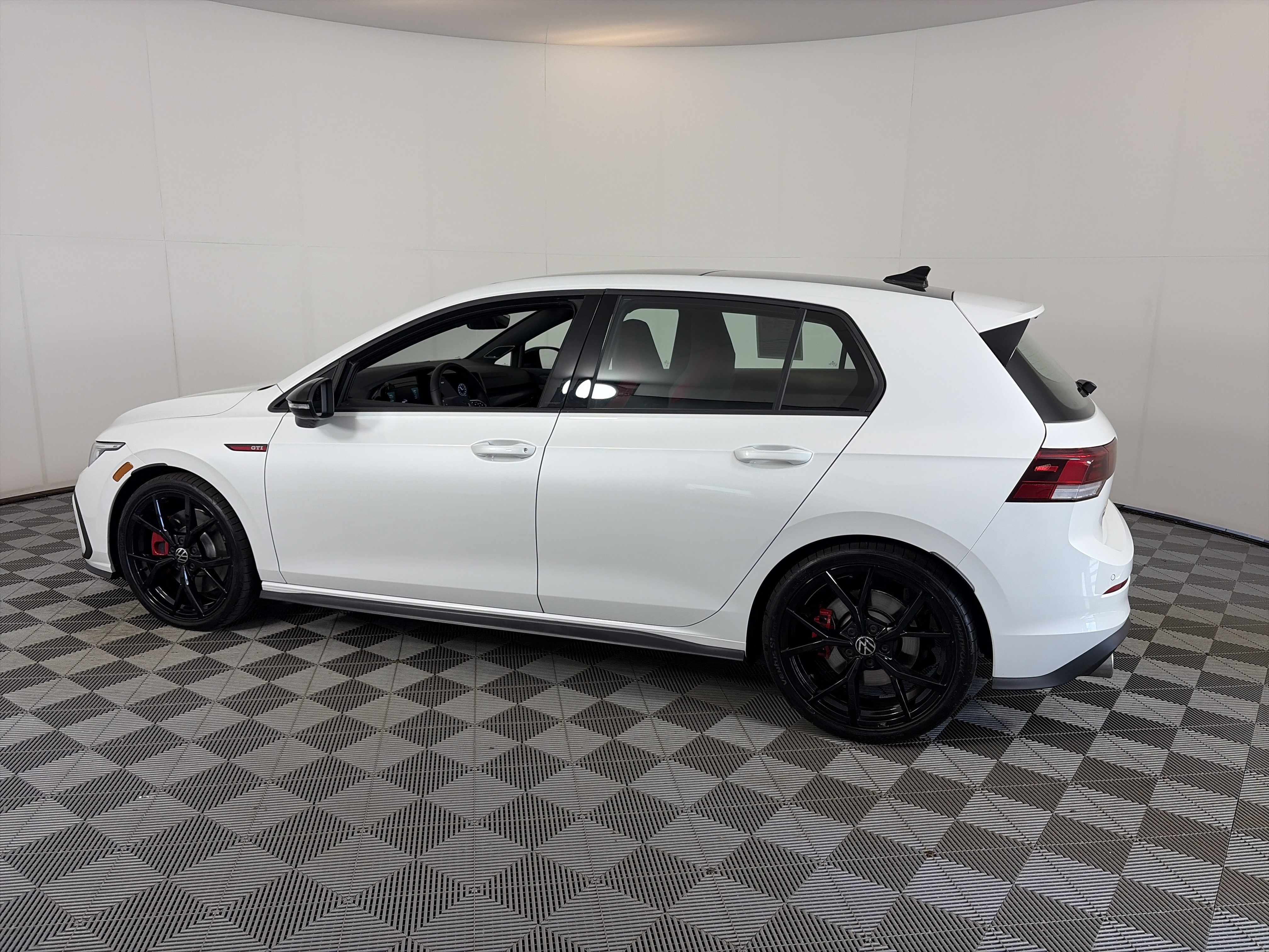 Used 2024 Volkswagen GTI SE FWD image 8