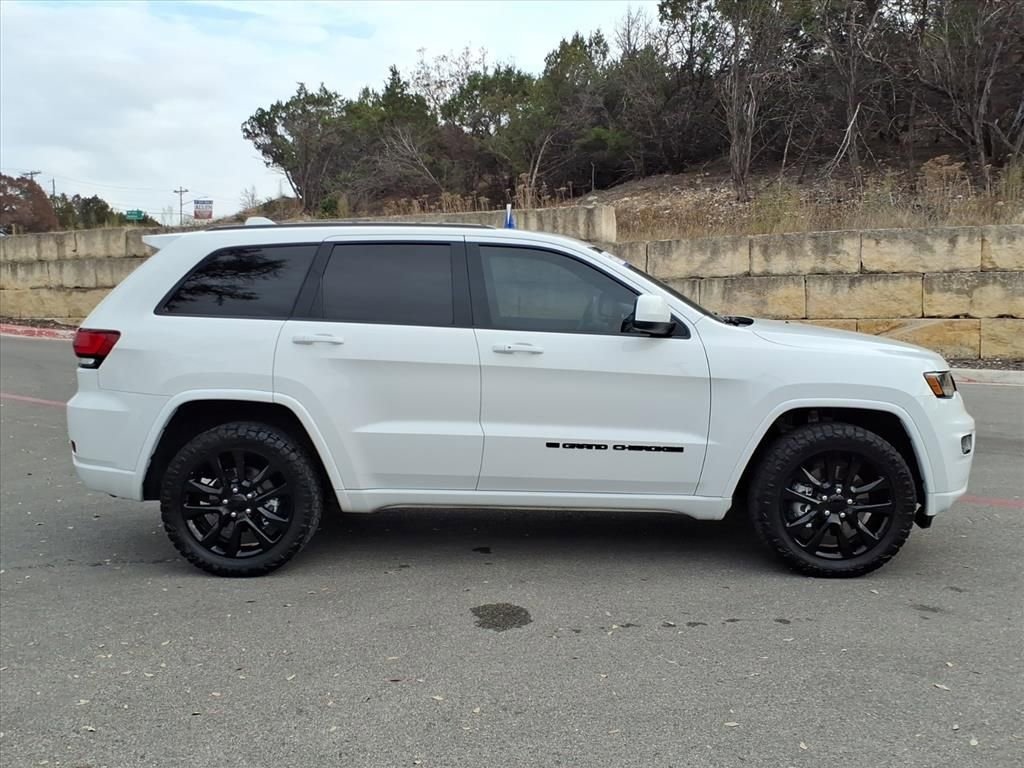 Used 2022 Jeep Grand Cherokee Laredo X image 2
