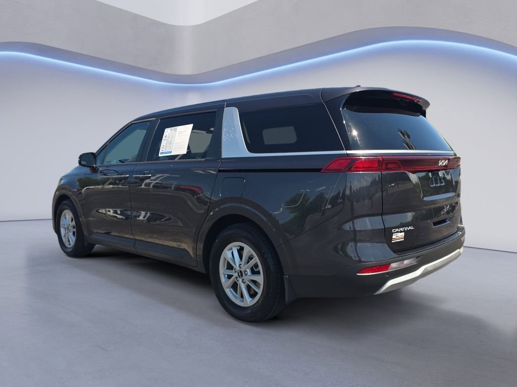 Used 2023 Kia Carnival LX FWD image 3