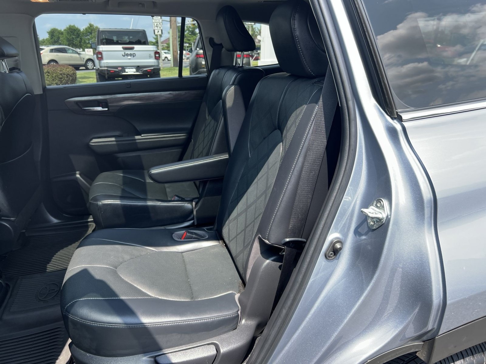 Used 2023 Toyota Highlander Platinum AWD/4WD image 24