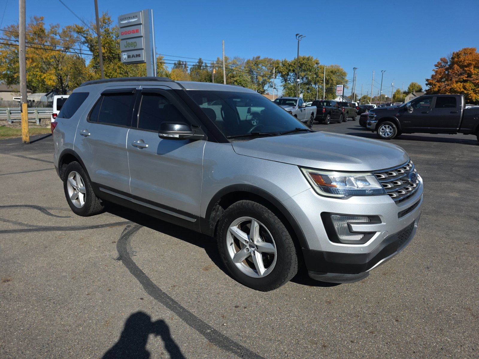 Used 2017 Ford Explorer XLT w/ Equipment Group 202A AWD/4WD image 1