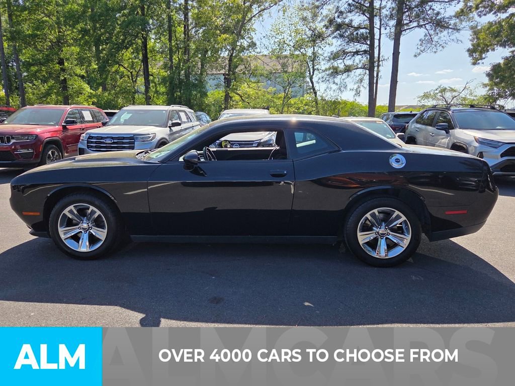 Used 2015 Dodge Challenger SXT RWD image 2