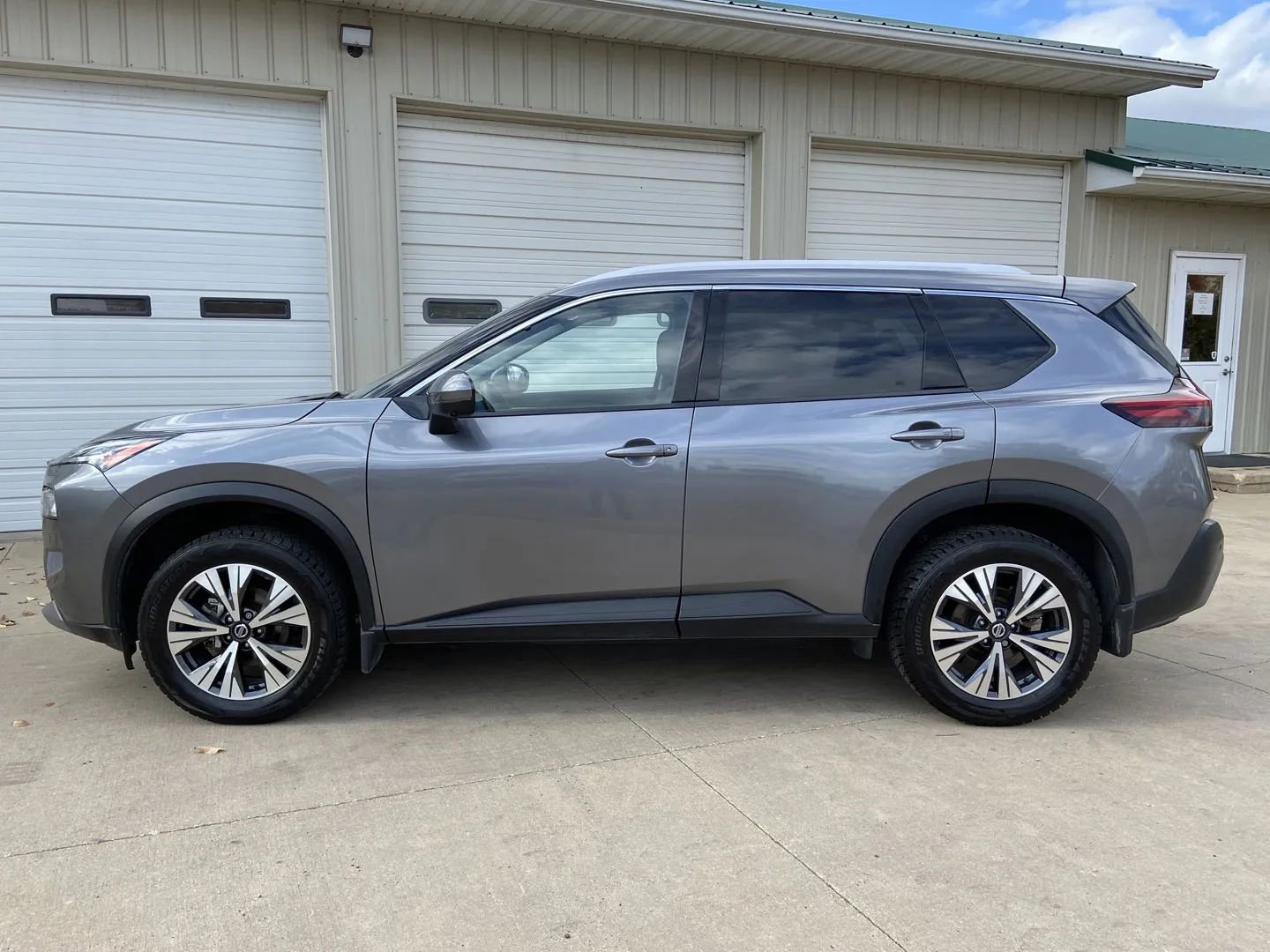 Used 2021 Nissan Rogue SV w/ Premium Package image 4