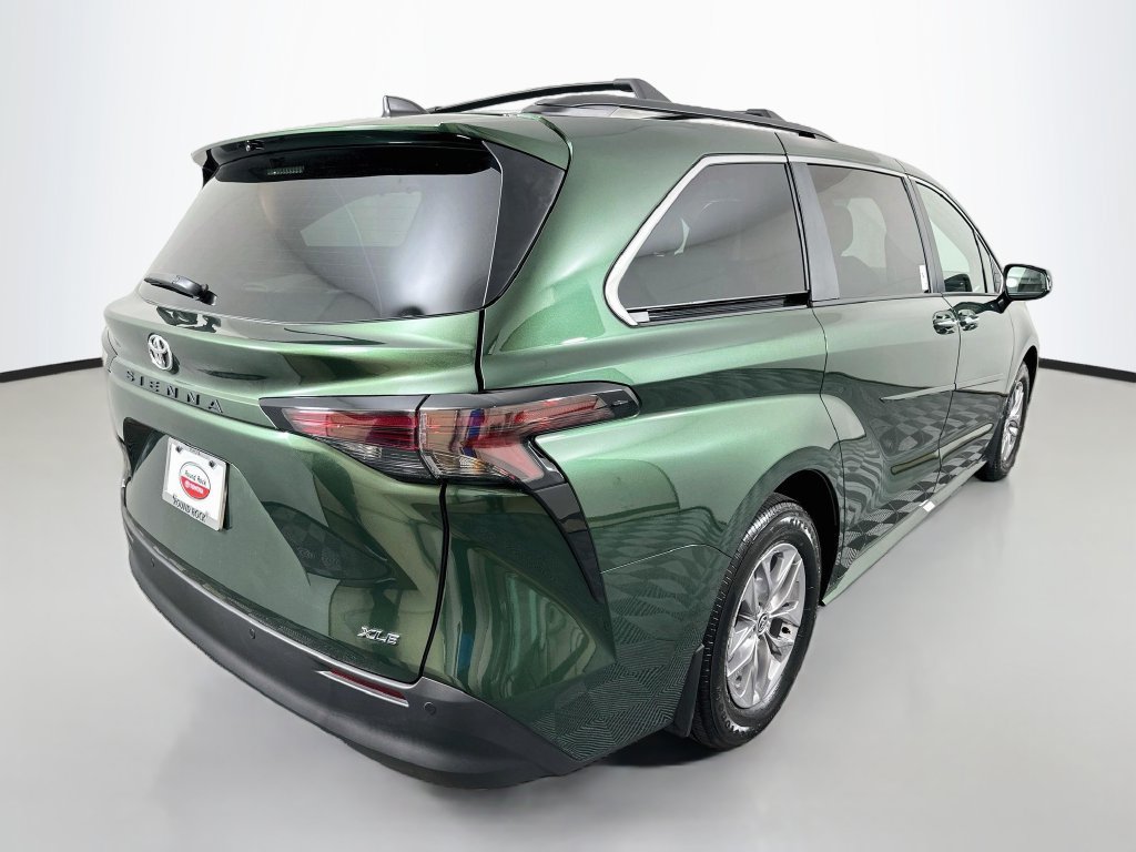 Certified 2026 Toyota Sienna XLE FWD image 5