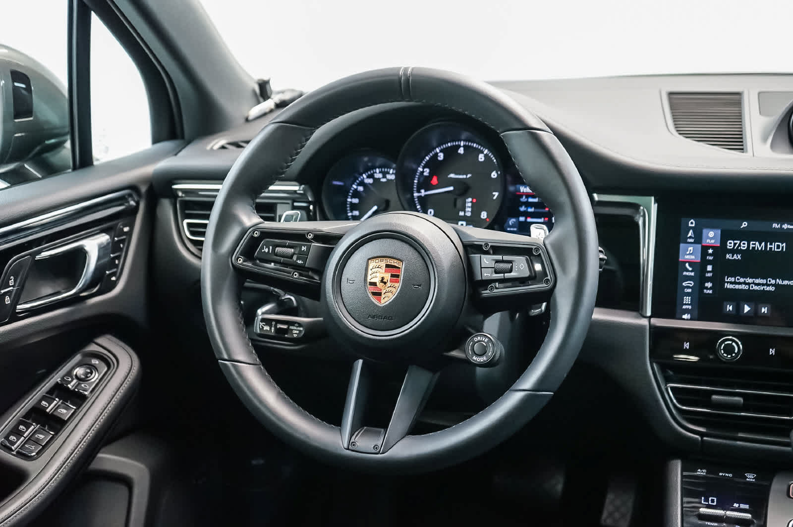 Certified 2026 Porsche Macan Turbo AWD/4WD image 18