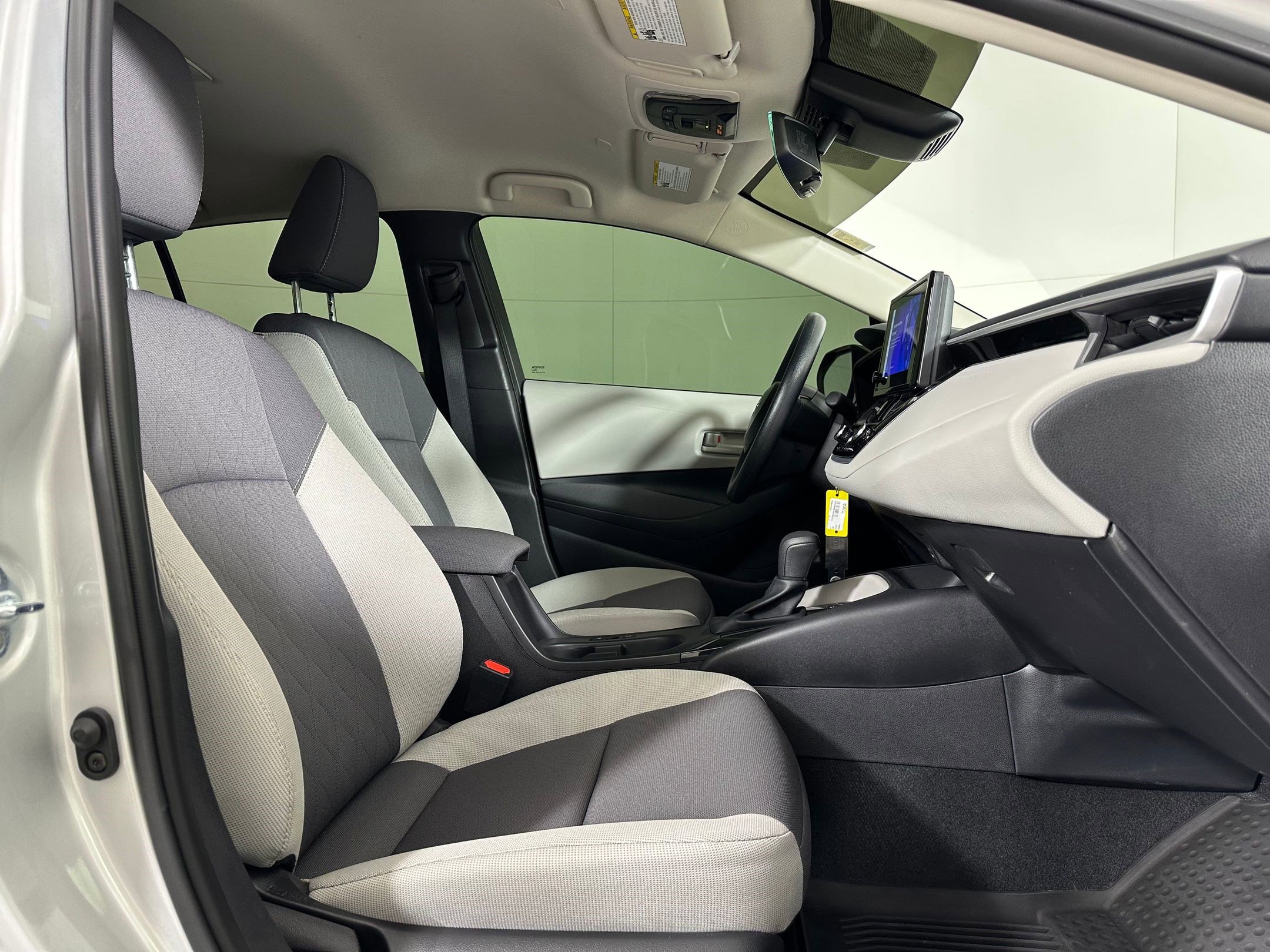 Used 2025 Toyota Corolla LE image 28