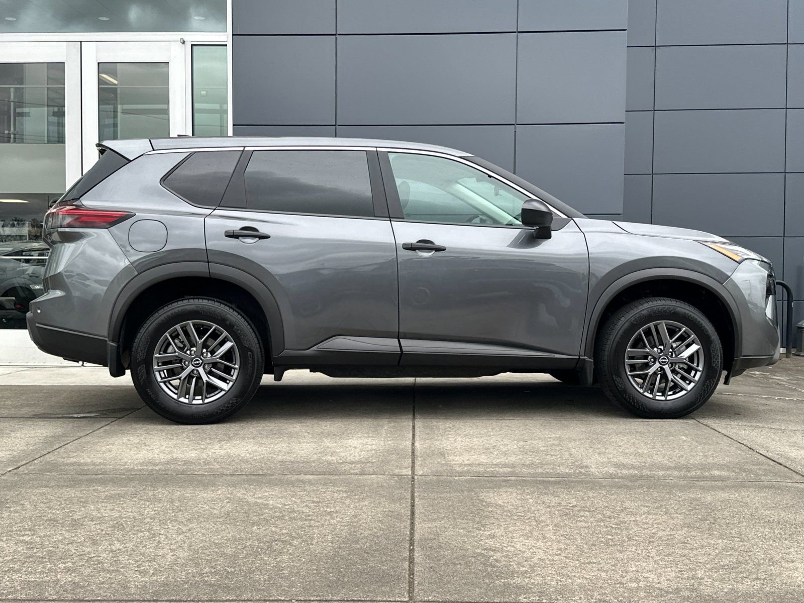 Used 2025 Nissan Rogue S image 2