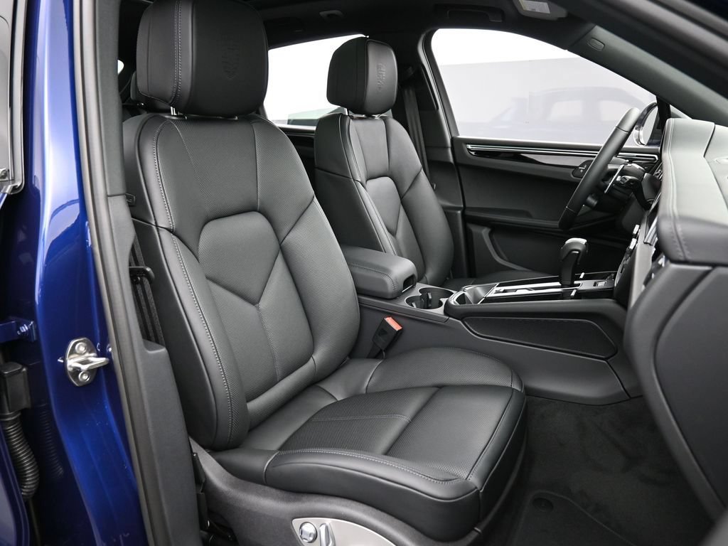 Certified 2026 Porsche Macan AWD/4WD image 31