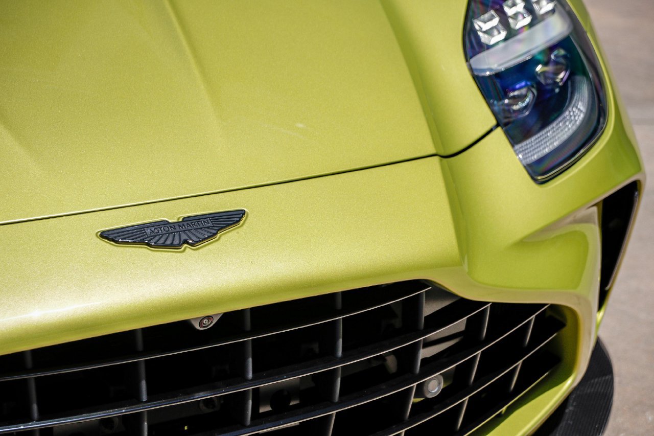 New 2025 Aston Martin V8 Vantage Coupe RWD image 4