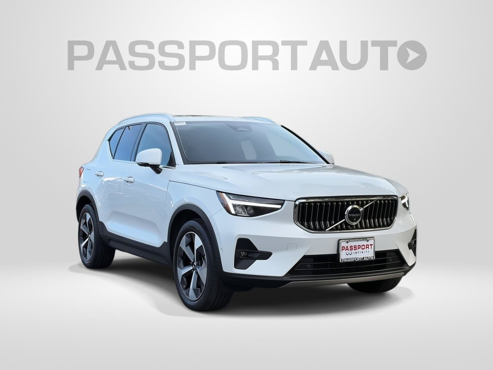 Used 2023 Volvo XC40 B5 Plus w/ Driver Assist Package AWD/4WD image 3
