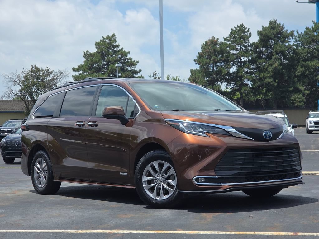 Used 2021 Toyota Sienna XLE FWD image 2