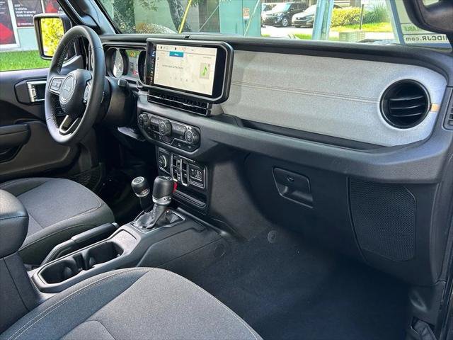 Certified 2025 Jeep Gladiator Sport AWD/4WD image 40
