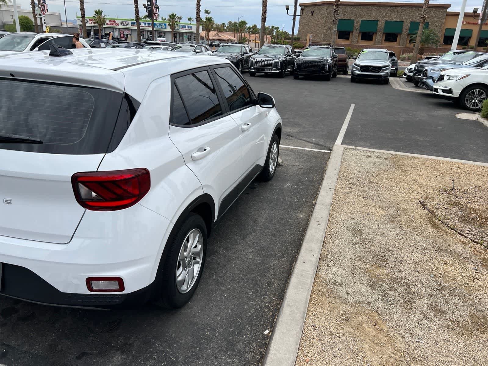 Used 2022 Hyundai Venue SE FWD image 9