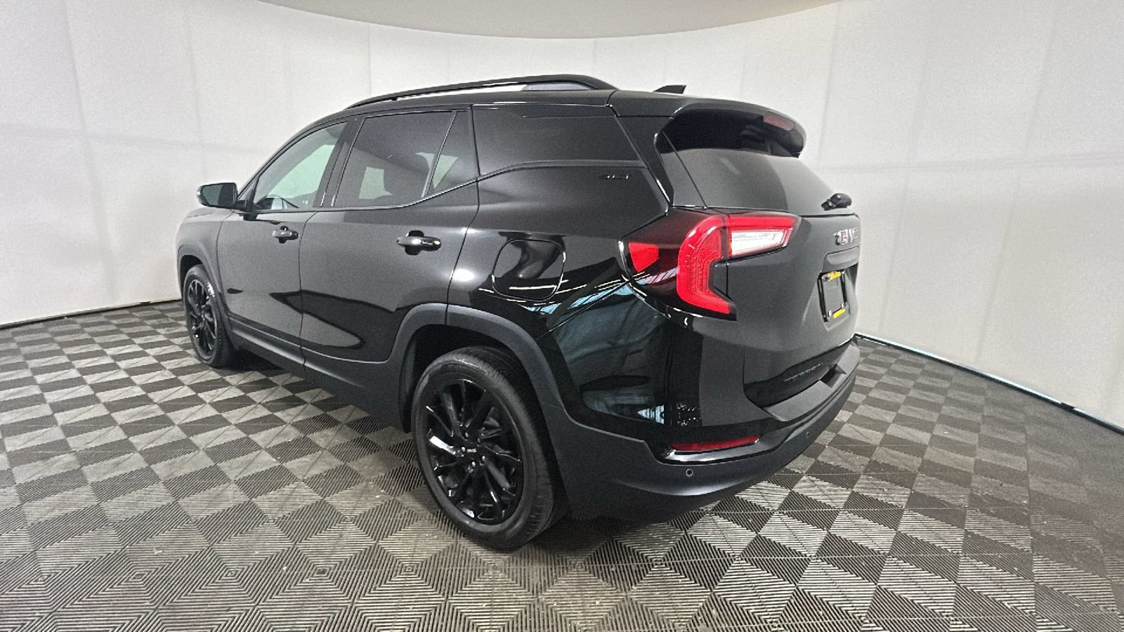 Used 2024 GMC Terrain SLT w/ Elevation Edition FWD image 5