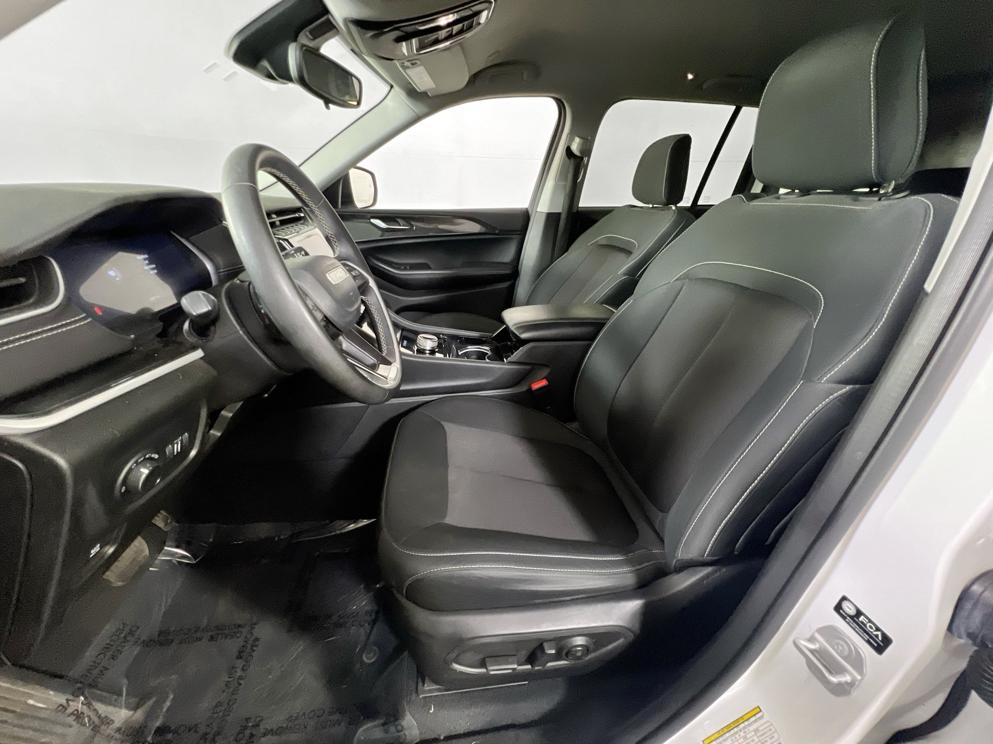 Used 2023 Jeep Grand Cherokee Laredo AWD/4WD image 19