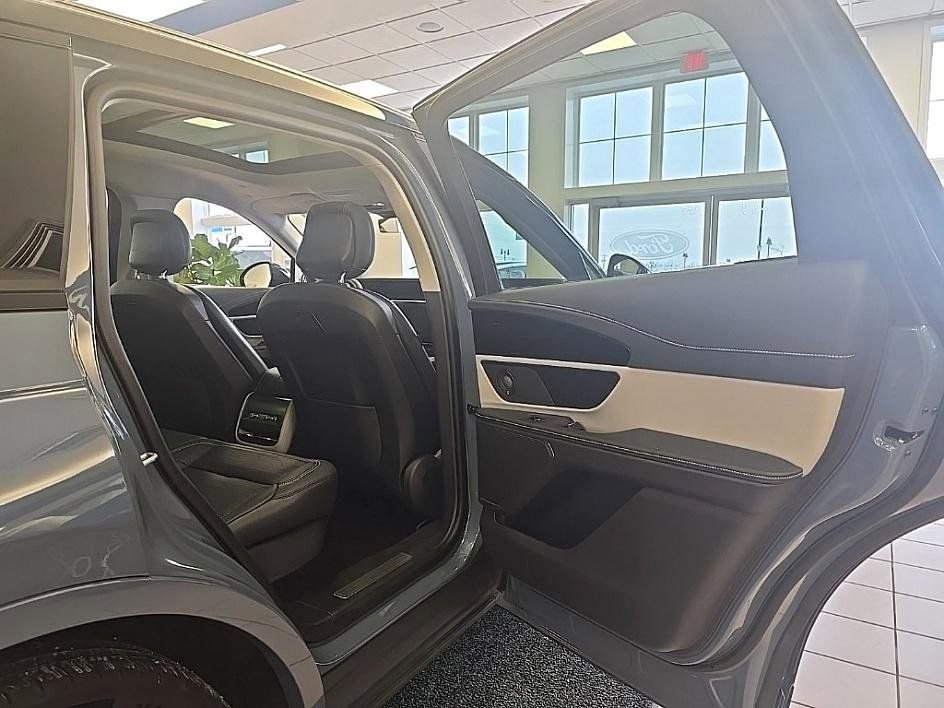 Used 2025 Lincoln Nautilus Reserve image 37