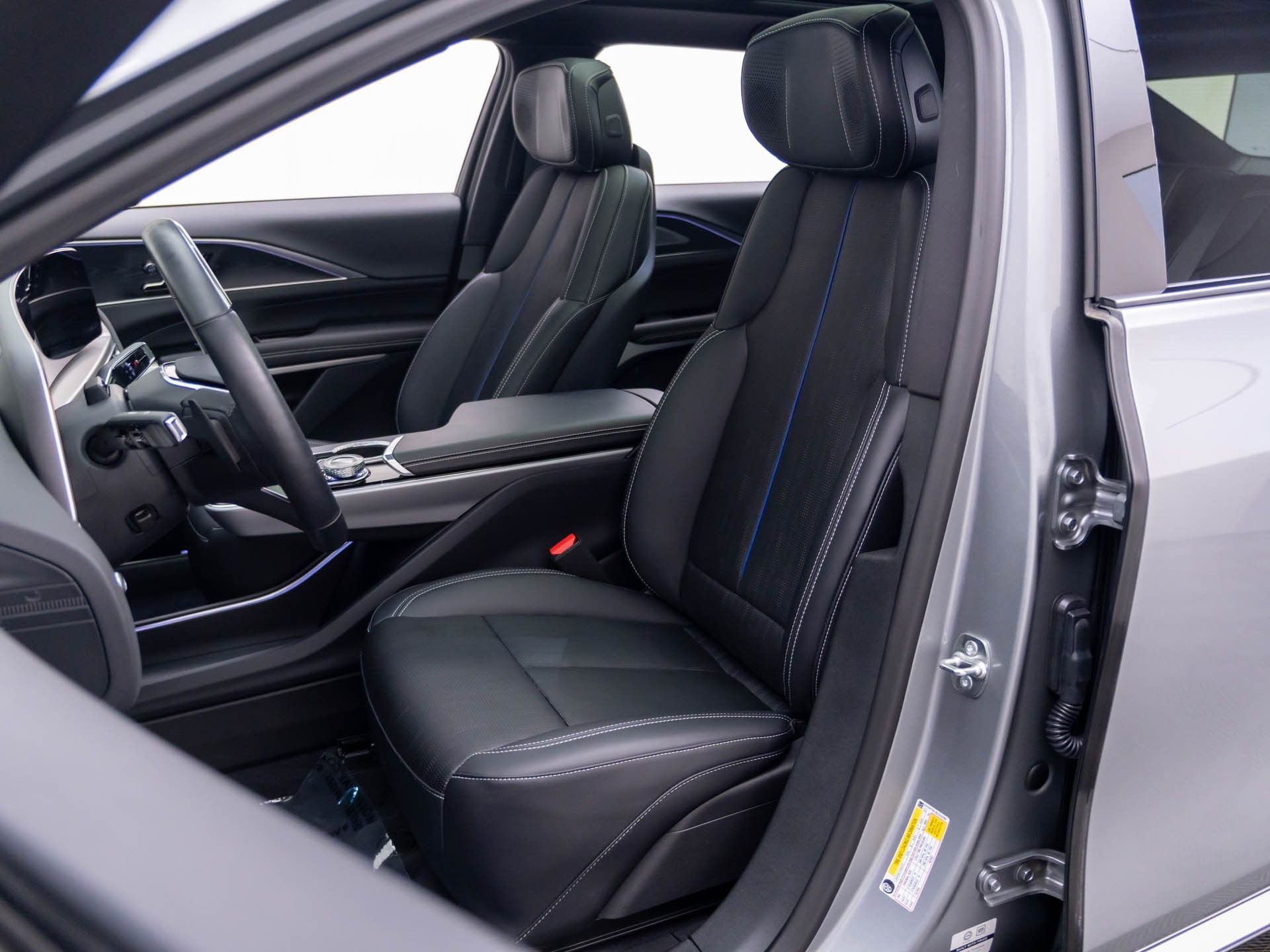 Certified 2025 Cadillac Lyriq Luxury w/ LPO, Floor Liner Package AWD/4WD image 20