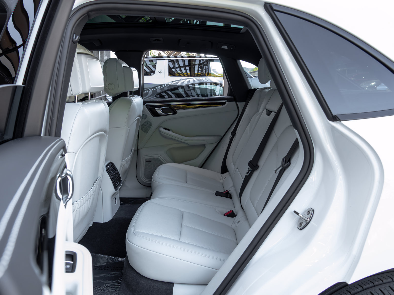 Certified 2025 Porsche Macan AWD/4WD image 44