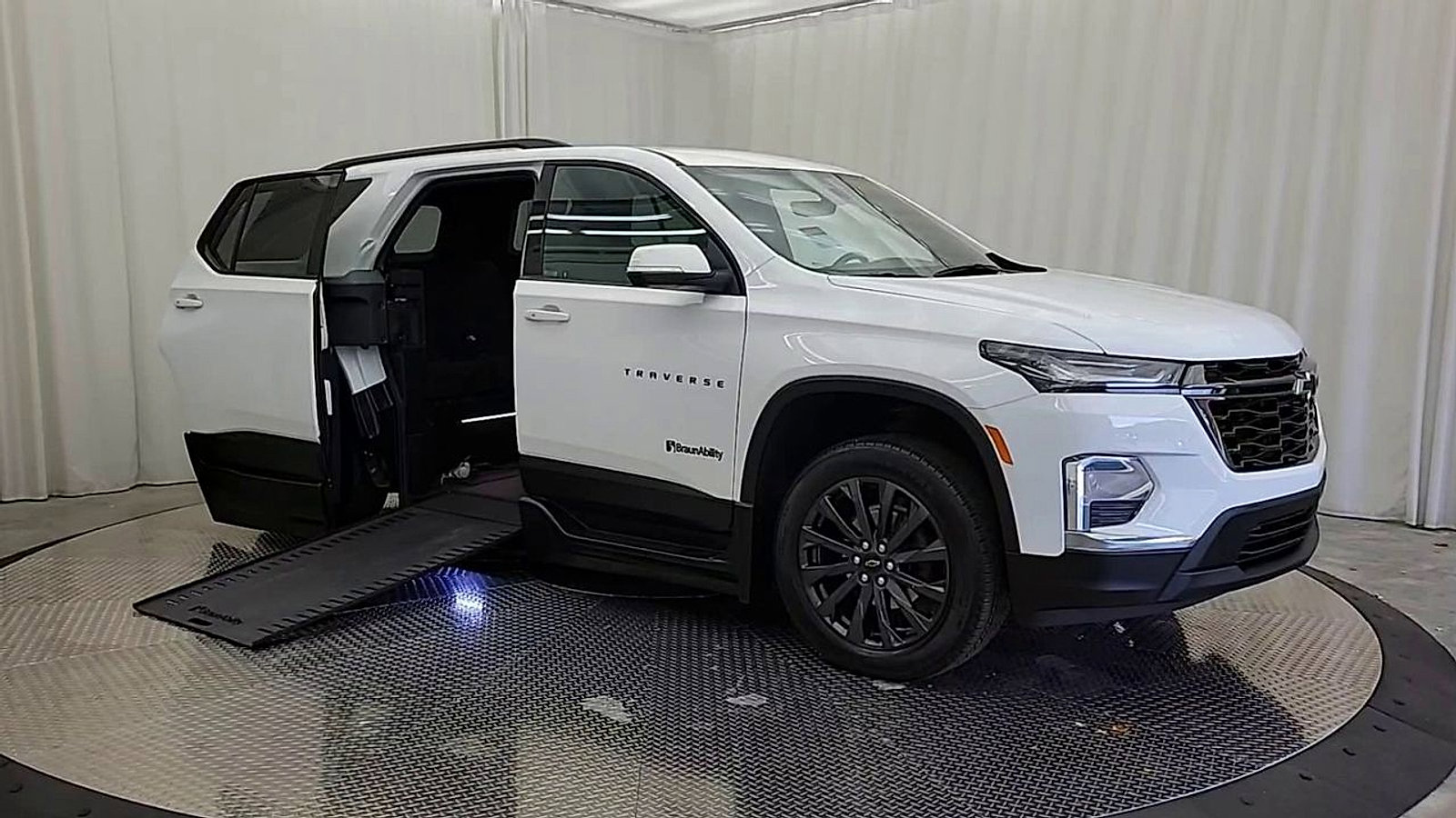 Used 2023 Chevrolet Traverse RS image 2