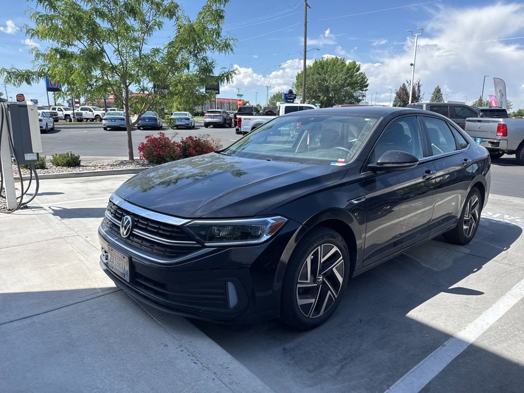 Used 2023 Volkswagen Jetta SEL FWD image 3