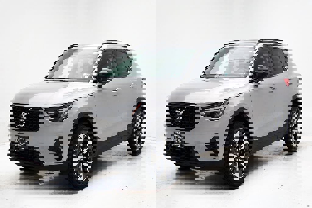 Used 2025 Volvo XC40 B5 Plus video 2
