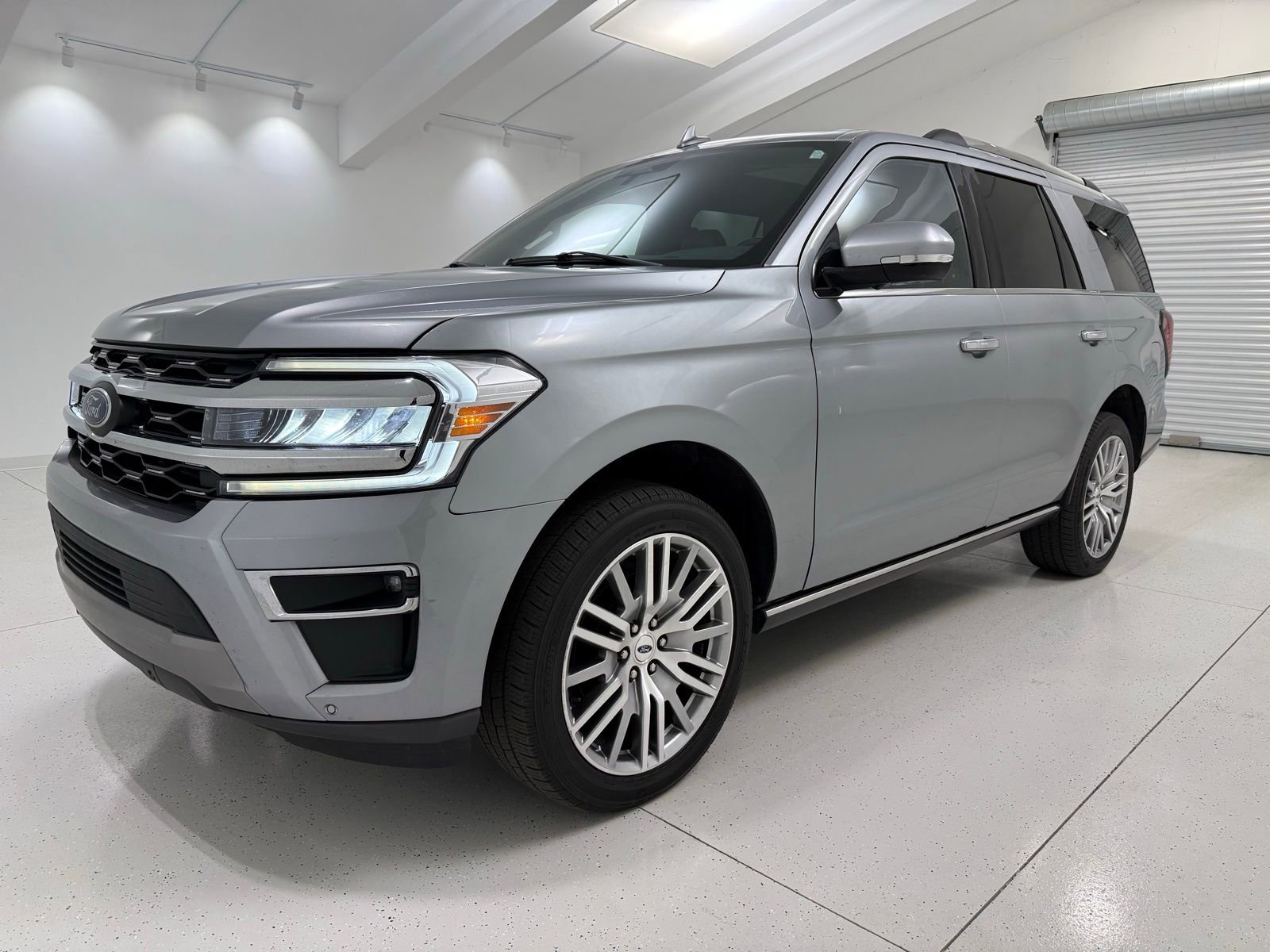 Used 2024 Ford Expedition Limited image 3