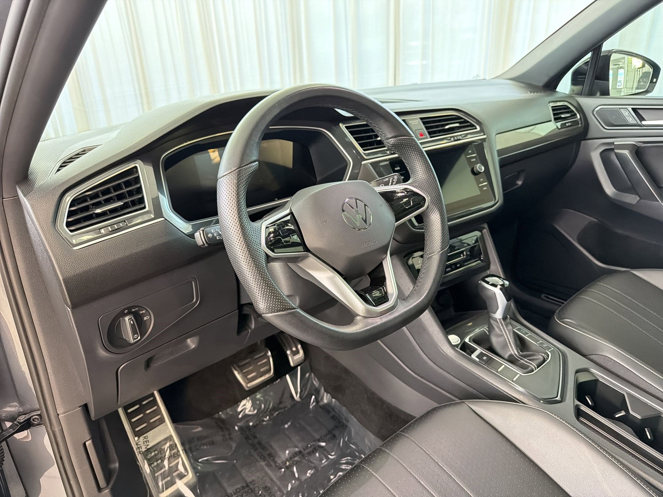 Used 2024 Volkswagen Tiguan SE R-Line FWD image 4