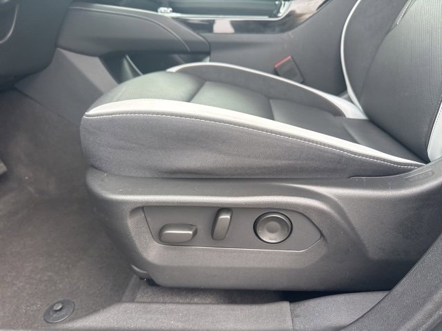 Used 2025 Buick Envision Sport Touring image 18