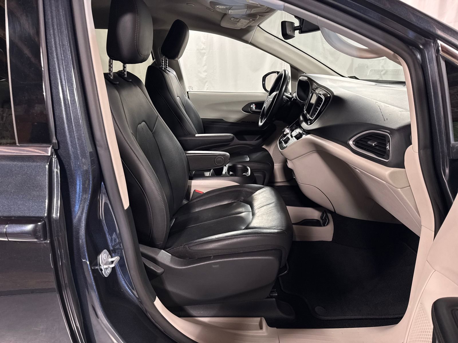 Used 2020 Chrysler Pacifica Touring-L FWD image 29