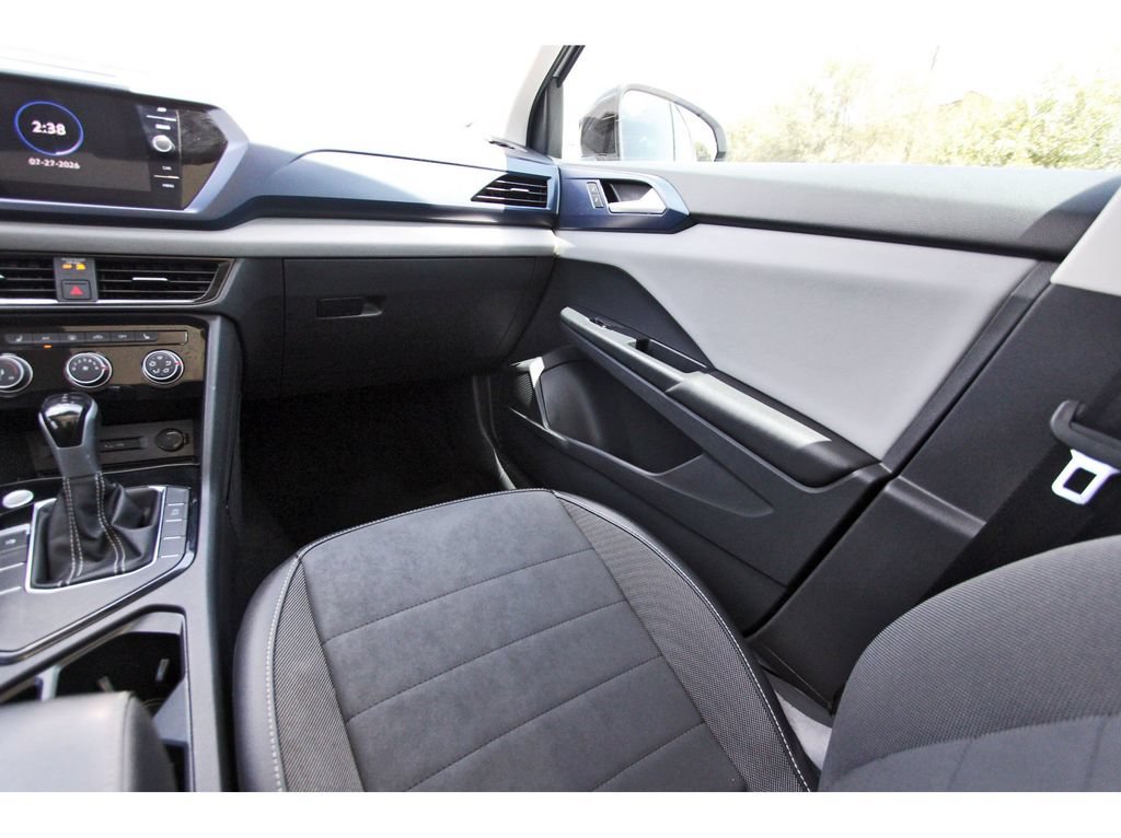 Used 2023 Volkswagen Taos SE w/ Panoramic Sunroof Package FWD image 11