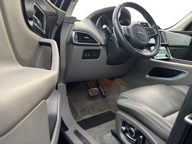 Used 2018 Jaguar F-PACE R-Sport image 8