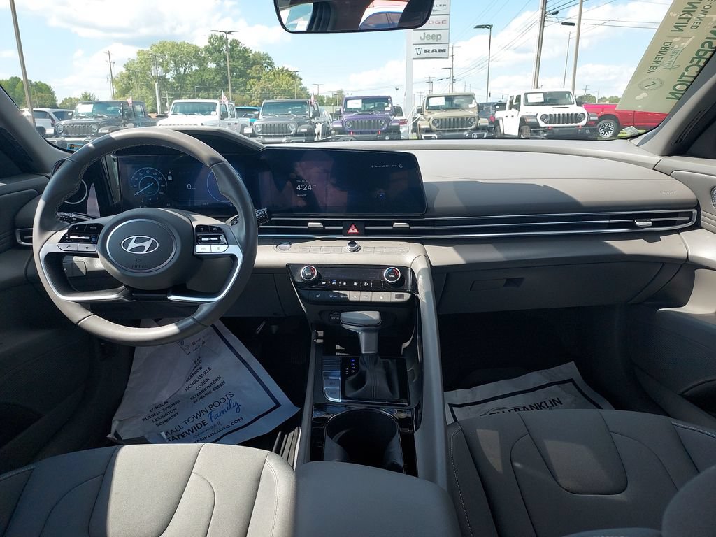 Used 2025 Hyundai Elantra SEL FWD image 15