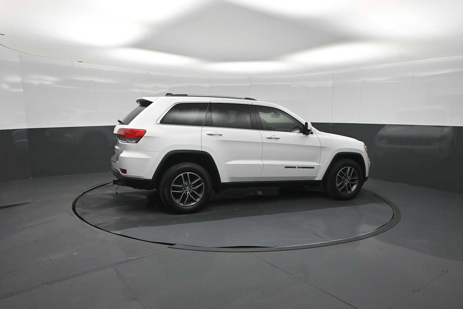 Used 2018 Jeep Grand Cherokee Laredo AWD/4WD image 34