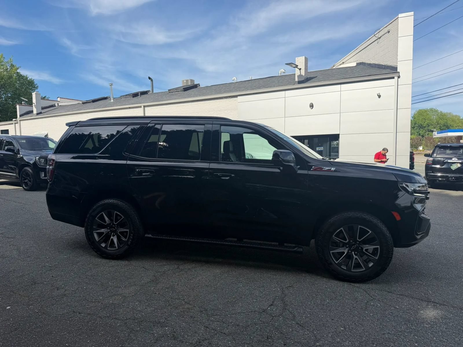 Used 2023 Chevrolet Tahoe Z71 w/ Luxury Package AWD/4WD image 2