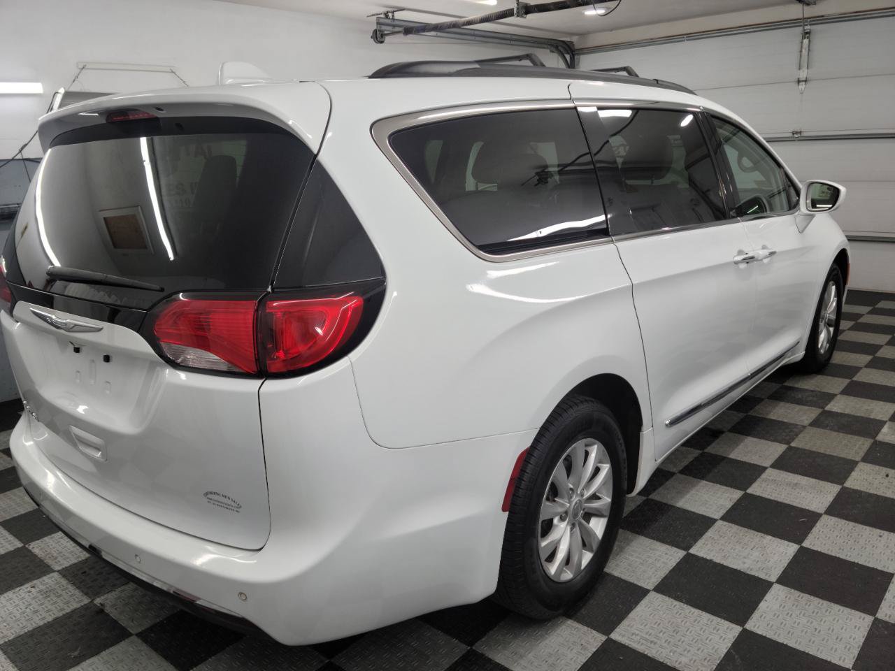 Used 2017 Chrysler Pacifica Touring-L FWD image 5