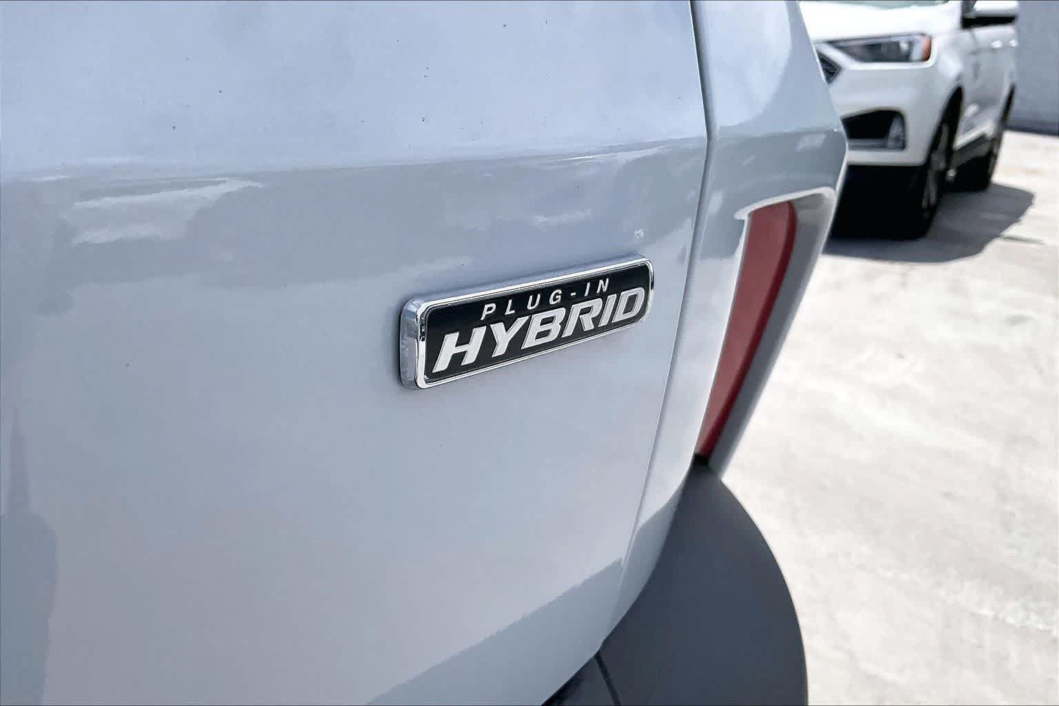 Used 2025 Ford Escape SE w/ PHEV Premium Package FWD image 7