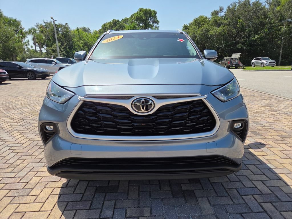 Used 2024 Toyota Highlander XLE FWD image 2