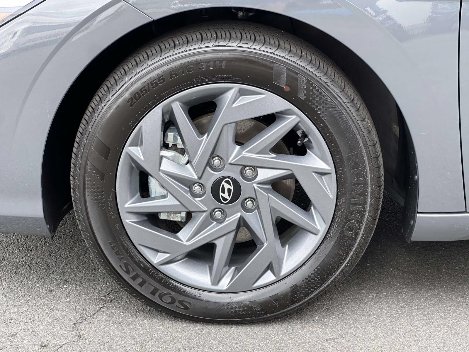 Used 2026 Hyundai Elantra Hybrid FWD image 7