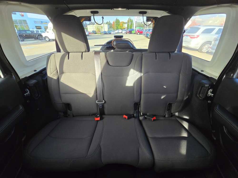 Used 2023 Jeep Wrangler Sahara w/ Cold Weather Group image 17