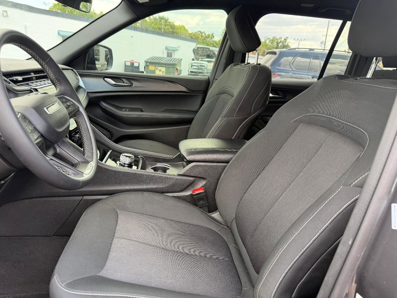 Used 2025 Jeep Grand Cherokee Laredo X image 10