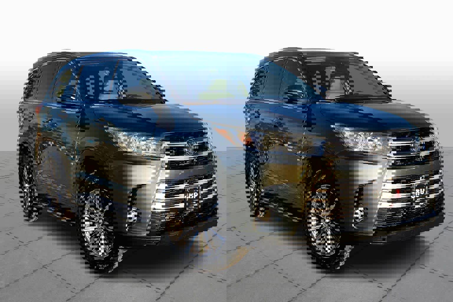 Used 2018 Toyota Highlander XLE image 2