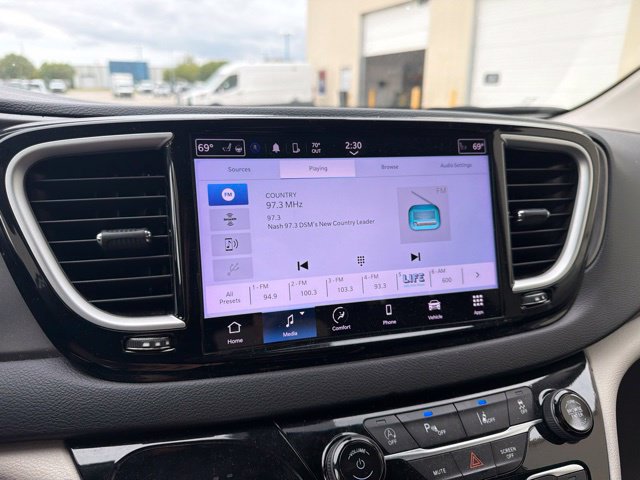 Used 2024 Chrysler Pacifica Touring-L FWD image 23