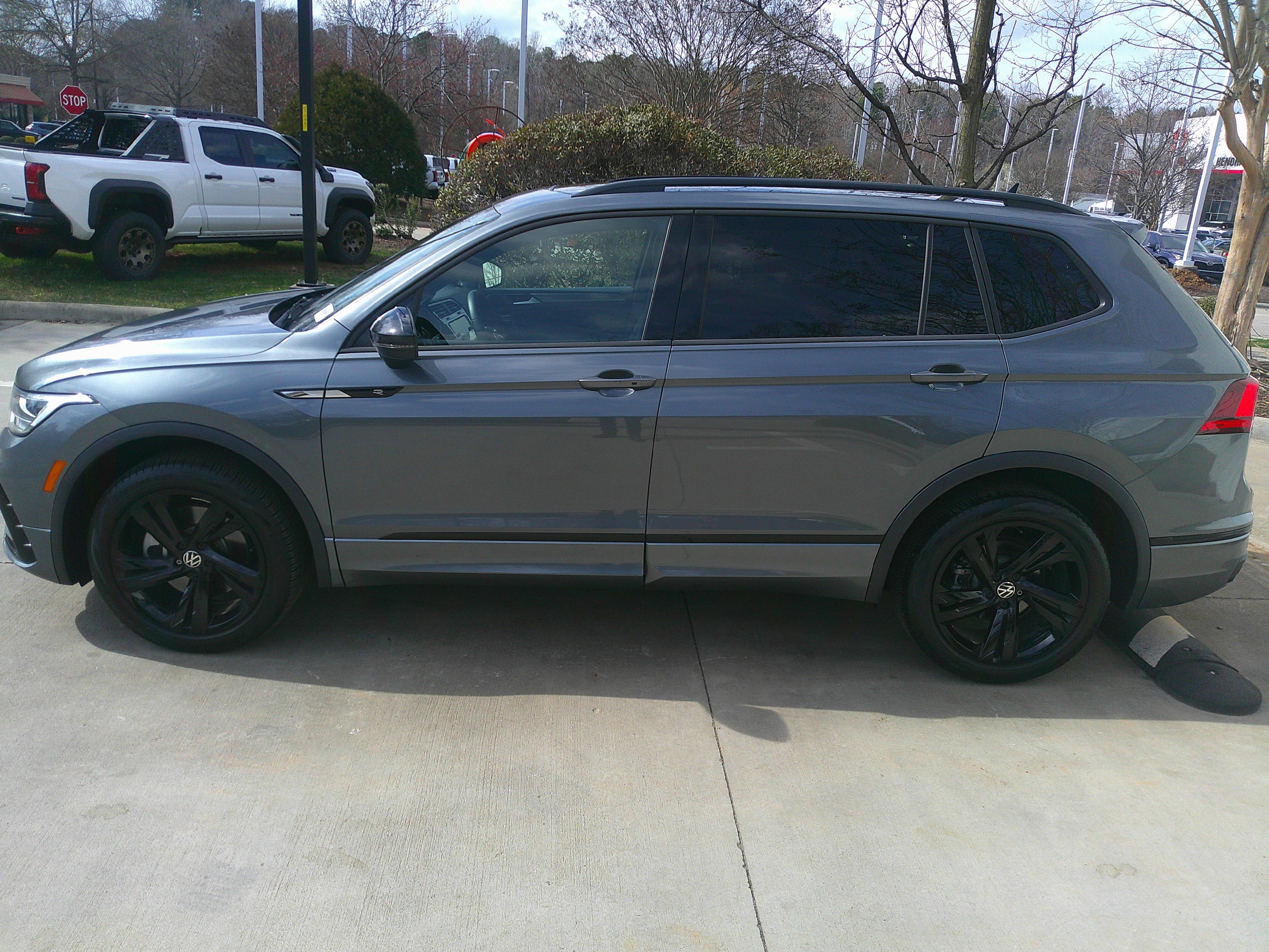 Used 2024 Volkswagen Tiguan SE R-Line image 8