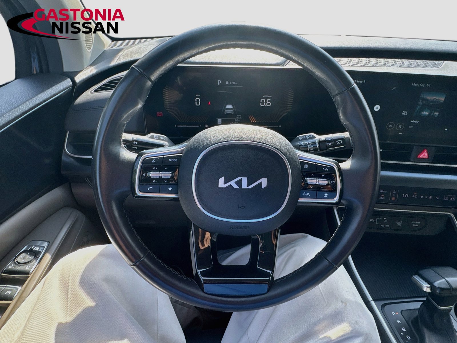 Used 2025 Kia Carnival FWD image 14